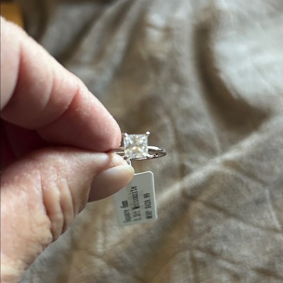 Moissanite Jewelry - Dazzling Silver moissanite Women's Ring with Clear Gemstone